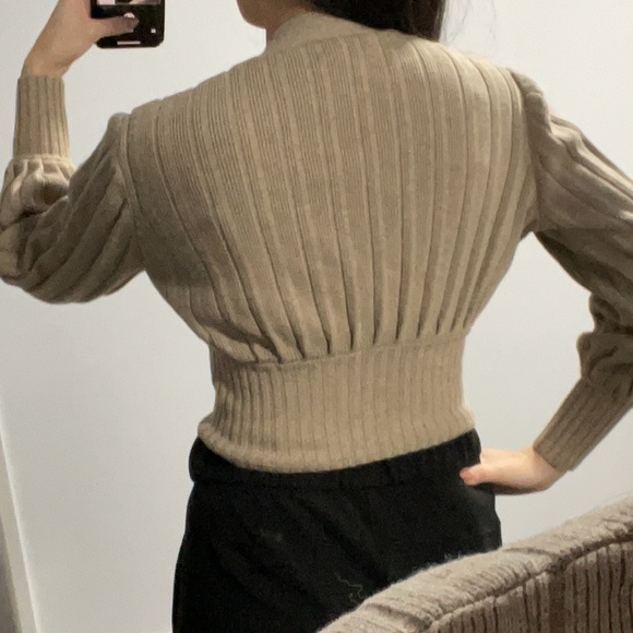 Aritzia cropped cardigan - Picture 3 of 3